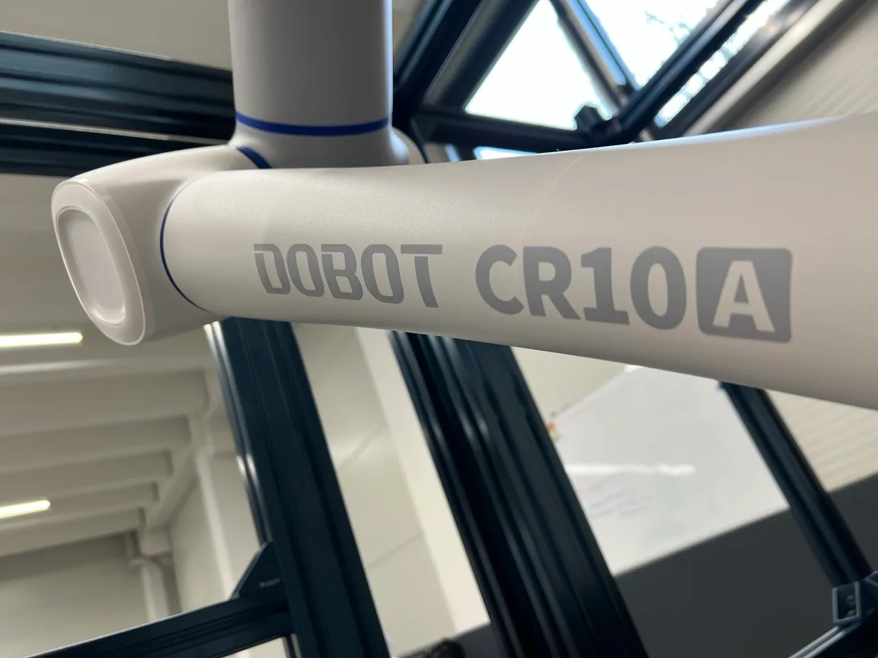 Bild von einem DOBOT CRA10, als sinnbild für die Programmierung von Robotern. 